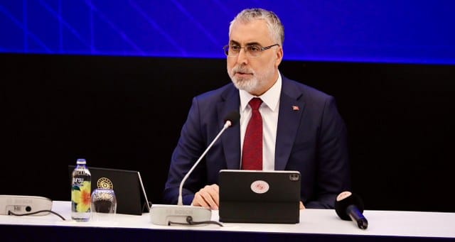 Çalışma ve Sosyal Güvenlik Bakanı Vedat Işıkhan, “Enflasyonun getirmiş olduğu yükü azaltmak hepimizin ortak hedefidir. Dolayısıyla yıl sonunda asgari ücrette bu yükü hafifletmek adına önemli bir gündemimiz olduğunu söyleyebiliriz” şeklinde konuştu.