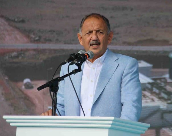 Çevre, Şehircilik ve İklim Değişikliği Bakanı Mehmet Özhaseki, Konutlar bitmek üzere, önümüzdeki aydan itibaren depremzede vatandaşlarımıza vereceğiz şeklinde konuştu.