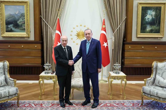 Cumhurbaşkanı Recep Tayyip Erdoğan, MHP Genel Başkanı Devlet Bahçeli ile Beştepe’de bir araya geldi. 