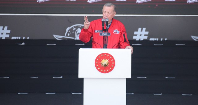 Cumhurbaşkanı Recep Tayyip Erdoğan, bu yıl üçüncüsü İzmir'de düzenlenen dünyanın en büyük havacılık, uzay ve teknoloji festivali TEKNOFEST etkinlik alanını ziyaret etti. İzmirlilere seslenen Erdoğan, “İzmir başta olmak üzere fetret dönemi yaşayan belediyelerimizin tekrar hak ettiği hizmetle buluşmasını sağlayacağız. İzmirlinin iradesini çantada keklik görenlerin işi bundan sonra daha zor. İstismar siyaseti ile gemisini yürütenlere hep birlikte yeter diyeceğiz. İzmir'i gerçek belediyecilik ile tanıştırmakta kararlıyız dedi.