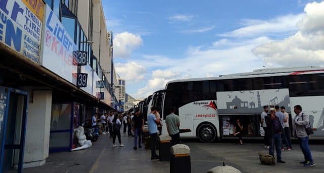Esenler 15 Temmuz Demokrasi Otogarı’nda kolon ve kirişlerde görülen korozyon hakkında konuşan İstanbul Büyükşehir Belediyesi Meclisi Deprem
