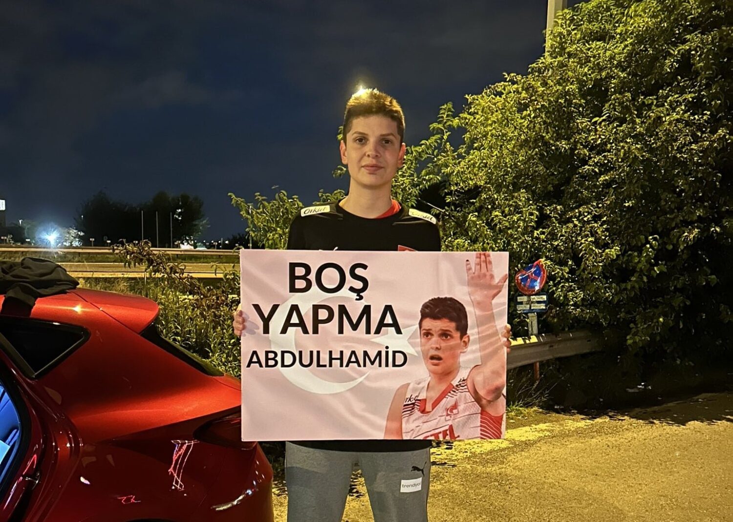 A Milli Kadın Voleybol Takımı'nın oyuncusu Ebrar Karakurt, sosyal medyada bir kullanıcı tarafından hedef gösterilmişti. Takipçisine verdiği, "Boş yapma Abdülhamid" yanıtıyla yine tepkilerl