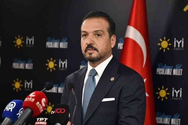 İYİ Parti Sözcüsü ve Medya İlişkileri Başkanı Kürşad Zorlu, Parti Genel Başkanı Meral Akşener’in sağlık durumuna ilişkin “Viral enfeksiyon teşhisi ile hastanedeki muayenesinin ardından Genel Başkanımız evinde istirahata geçti. İnşallah birkaç gün içerisinde çalışmalara başlayacak” ifadelerinde bulundu.