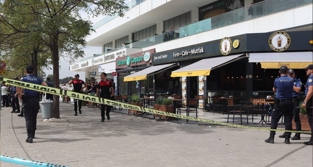 İzmir’in Bayraklı ilçesinde adliye önünde bulunan bir restorandaki grup arasında meydana gelen, bir kişini öldüğü 4 kişinin de yaralandığı silahlı çatışma ol