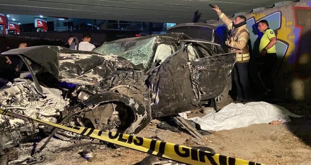 Bahçelievler’de seyir halindeki otomobilde direksiyon hakimiyetini kaybeden sürücü, tramvay köprüsünün duvarına çarptı. Kaza sonucunda otomobilde bulunan 4 kişi hayatını kaybetti.