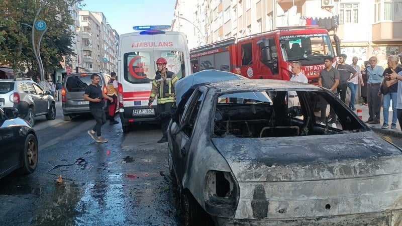 Kocaeli'nin Gebze ilçesinde seyir halindeki otomobil alev topuna dönerken, sürücü son anda araçtan inerek canını zor kurtardı. Hurdaya dönen otomobilini görünce sinir krizi geçirerek bayıldı.
