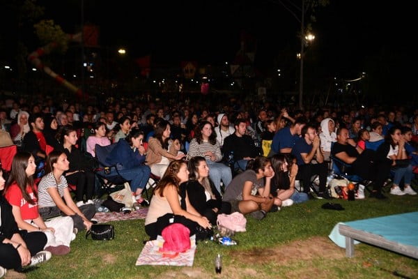 Kuvay-i Milliye Şehri Balıkesir, Filenin Sultanları’nın tarihi zaferini Balıkesir Büyükşehir Belediyesi’nin 20 ilçedeki dev LED ekranların önünde, ellerinde Türk Bayrakları’yla coşku ve heyecanla izledi.