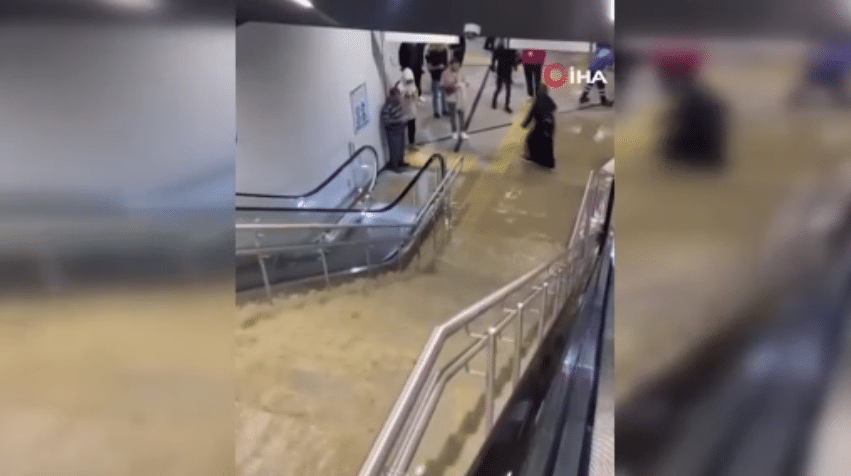 İstanbul'da sabah saatlerinde etkili olan yağış sonrası, Pendik'teki Fevzi Çakmak-Hastane Metro durağını su bastı.