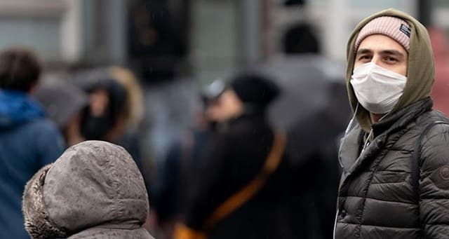 Sağlık Bakanı Fahrettin Koca’nın Covid-19’un Eris varyantının Türkiye’de görüldüğünü açıklamasının ardından Covid-19 yeniden konuşulmaya başlandı; “Maskeli günlere geri mi döneceğiz”