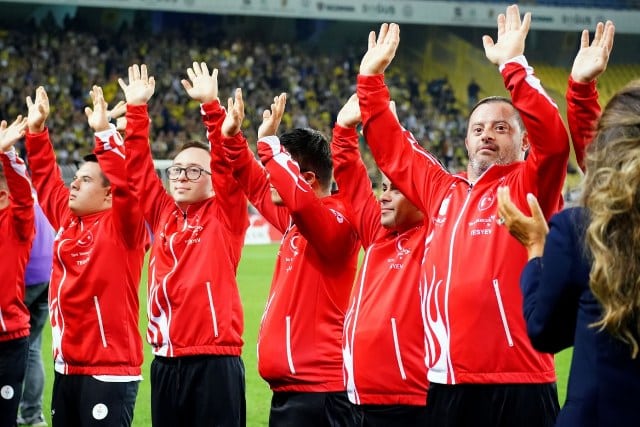 Şampiyon Down Sendromlu Özel Futsal Milli Takımı oyuncuları, Fenerbahçe tribünlerini selamladı.