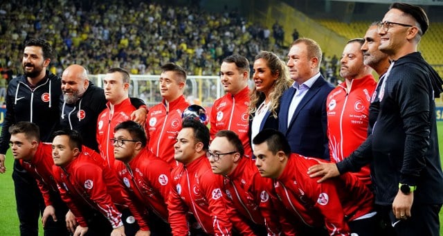Şampiyonlar, Fenerbahçe tribünlerini selamladı