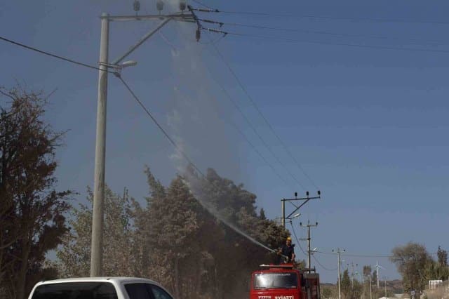 UEDAŞ'ın, denize yakın bölgelerdeki elektrik şebekelerini yıkayarak temizlediği öğrenildi.