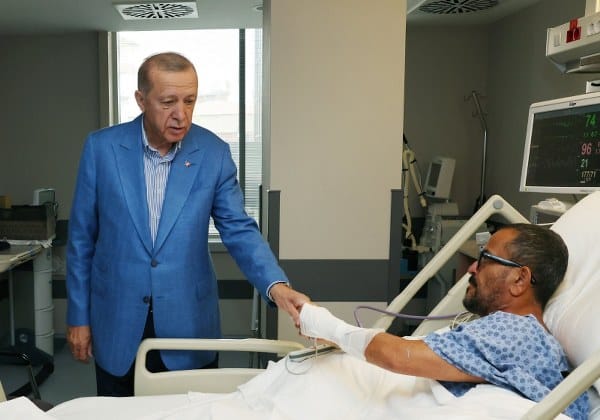 Cumhurbaşkanı Recep Tayyip Erdoğan, Yunanistan'ın Leros Adası'nda meydana gelen tekne kazasında yaralanan Ali Sabancı ve Vuslat Doğan Sabancı'yı tedavi gördükleri hastanede ziyaret etti.