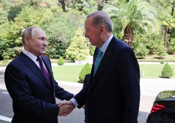 Cumhurbaşkanı Recep Tayyip Erdoğan, Rusya Devlet Başkanı Vladimir Putin ile yaptığı görüşmede, "Akkuyu Nükleer Enerji Santrali'ndeki ilerlemeler şu anda olumlu bir şekilde devam ediyor" şeklinde açıklamada bulundu. Putin ise Ukrayna krizini ele almak ve tahıl anlaşmasını gündeme getirmek için yapılacak görüşmelere açık olduklarını belirtti.