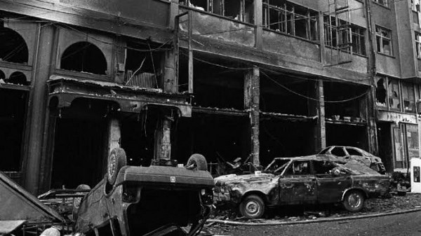 Sivas'ta 2 Temmuz 1993 tarihinde Madımak Oteli'nin yangını sonucu 35 kişinin yaşamını yitirdiği trajik olaylarla ilgili açılan dava, 30 yıl süren zamanaşımı nedeniyle sonlandırıldı. Bu karar, salondaki izleyiciler tarafından büyük bir protesto ile karşılandı.