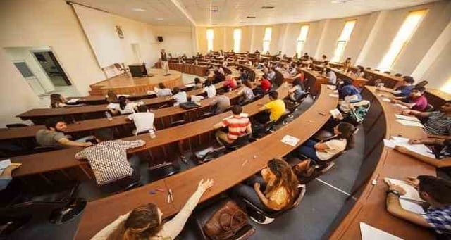 Yeni karara göre normal eğitim süresinde mezun olamayarak okulu uzatan öğrencilerden eğitim öğretim ücreti yıllık olarak alınmayacak. Tekrar gerektiren ders veya dönem başına alınacak. yök
