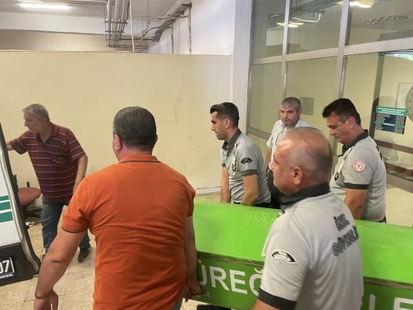 Adana'da teşhis yapılmadan alınan cenaze, beklenmedik bir sürprize yol açtı. Cenazenin yıkanması sırasında, amcasının yerine tanımadığı bir kadını gören bir adam, durumu yetkililere bildirdi ve "Şikayetçi olacağım" dedi. Karışıklık, hastane morgunda hızla çözüme kavuşturuldu.