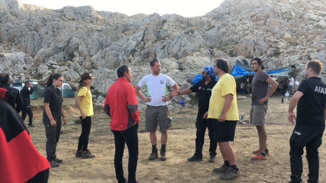 Mersin’in Anamur ilçesindeki Morca Mağarası’nda mide kanaması geçiren ABD’li bilim adamı Mark Dicky için tahliye çalışmaları devam ediyor, dağcının sağlık durumunun ise iyiye gittiği öğrenildi.