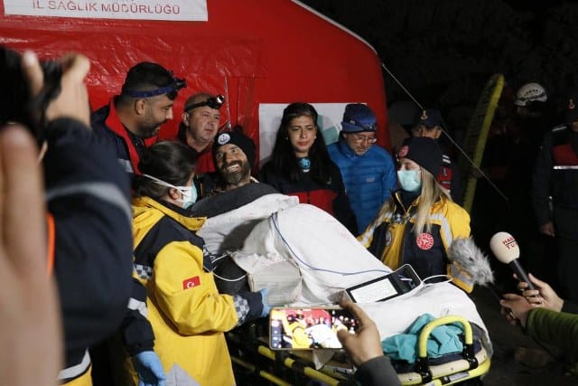 Mersin’de, Morca Mağarası’nda mide kanaması geçiren ve doktorların onay vermesiyle tahliyesine başlanan ABD’li dağcı Mark Dickey, 9 gün sonra mağaradan çıkarıldı. 