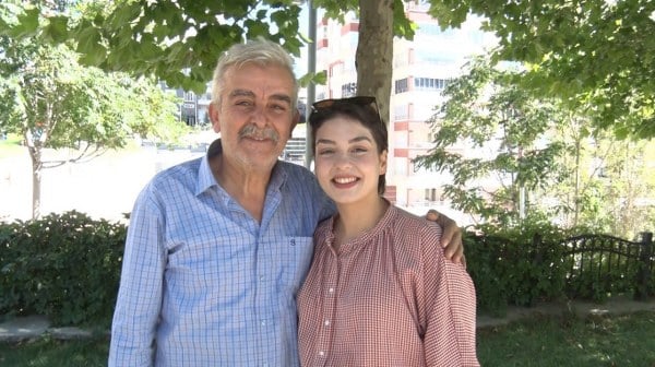 Bir televizyon kanalının yarışma programında, 1 milyon liralık soruyu doğru yanıtlayarak büyük ödülün sahibi olan isim Rabia Birsen Göğercin ,“İkinci kez ameliyatımda aynı odada kaldığım Emine abla var. O da bacak ampütasyonu olmuştu. İki bacağı da yoktu. Ona da protez desteğinde bulunmak istiyorum” dedi.