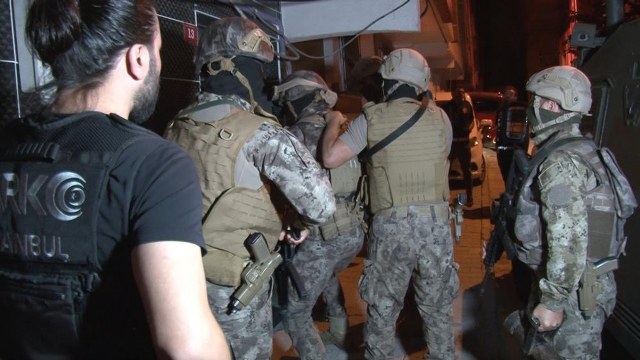 İstanbul'da uyuşturucu tacirlerine yönelik eş zamanlı operasyonlarda çok sayıda şüpheli gözaltına alındı.