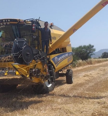 Denizli’nin Tavas ilçesinde ayçiçeği tarlasının hasadını yaptığı esnada, iki ayağını birden biçerdöver helezonuna kaptıran operatör, tüm müdahalelere rağmen kurtarılamadı.