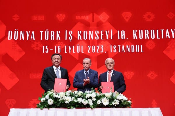 Cumhurbaşkanı Recep Tayyip Erdoğan, 10. Dünya Türk İş Konseyi Kurultayı'ndaki konuşmasında, yeni bir çağın yaklaştığını ve bu çağın işaretlerinin giderek daha güçlü bir şekilde hissedildiğini ifade etti.