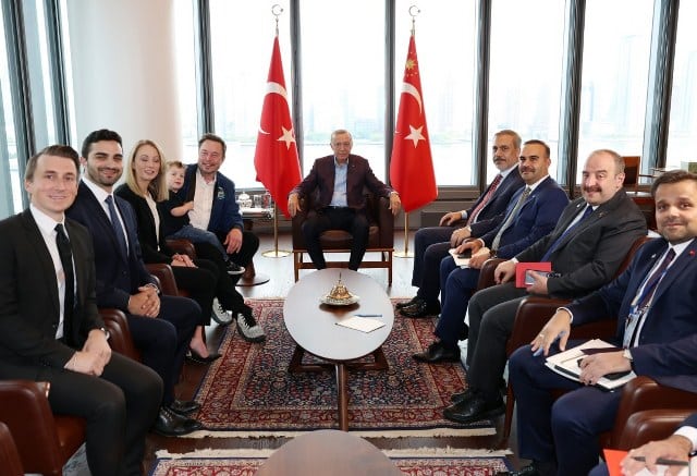 Cumhurbaşkanı Recep Tayyip Erdoğan, New York’ta Türkevi’nde Tesla ve SpaceX'in kurucusu Elon Musk’ı kabul etti. Erdoğan, kabulde Musk’a Daha Adil bir Dünya Mümkün kitabını hediye etti. Cumhurbaşkanı Erdoğan, Musk’a Türkiye’nin teknoloji alanındaki atılımlarından, Dijital Türkiye Vizyonu ve Ulusal Yapay Zeka Stratejisi’nden bahsetti. TOGG’un Türkiye’de yollara çıkmasıyla birlikte Tesla’nın da Türkiye pazarına girdiğini hatırlatan Cumhurbaşkanı Erdoğan, Tesla’nın yedinci fabrikasını Türkiye’de kurması için çağrı yaptı. Cumhurbaşkanı Erdoğan, Türkiye’nin uzay programı kapsamında atılan ve atılacak adımlarda SpaceX ile iş birliği imkanlarının doğabileceğini ifade ederek Musk’ı İzmir’de düzenlenecek Teknofest’e davet etti. Cumhurbaşkanı Erdoğan, Elon Musk’ı kabul etti Cumhurbaşkanı Erdoğan’ın ziyarette Elon Musk’a ‘Daha adil bir dünya Mümkün kitabını ve BM Reformu önerisini içeren kitapçığı hediye ettiği öğrenildi. 