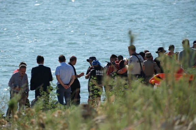 İzmir’in Menderes ilçesinde orman yangınına müdahale ederken Tahtalı Barajı’na düşen helikopter içindeki 3 mürettebat için arama kurtarma çalışmaları bu sabah ye