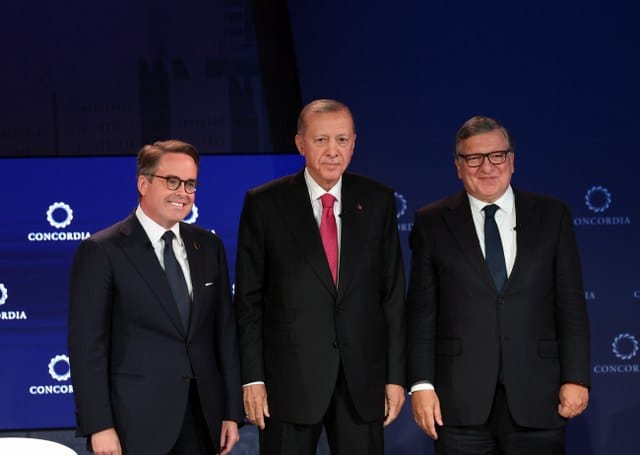 Cumhurbaşkanı Recep Tayyip Erdoğan, yeni Anayasa çağrısını yineledi ve "Bu bizim ortak meselemiz birlikte çözmemiz lazım" dedi.