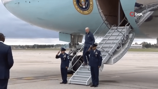 ABD Başkanı Joe Biden, başkanlık uçağı Air Force One’ın merdiveninden indiği sırada ayağı kaydı. Az kalsın yine düşüyordu. 