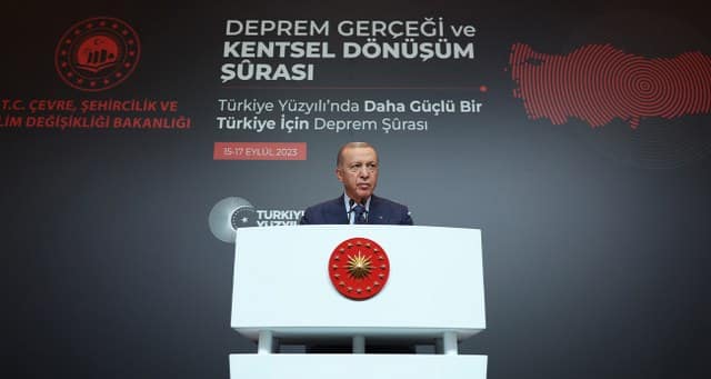Cumhurbaşkanı Recep Tayyip Erdoğan, “Ülkemizin 81 vilayetinin tamamını deprem bölgesi olarak görüp çalışmaları yürütmemiz gerekiyor” dedi.