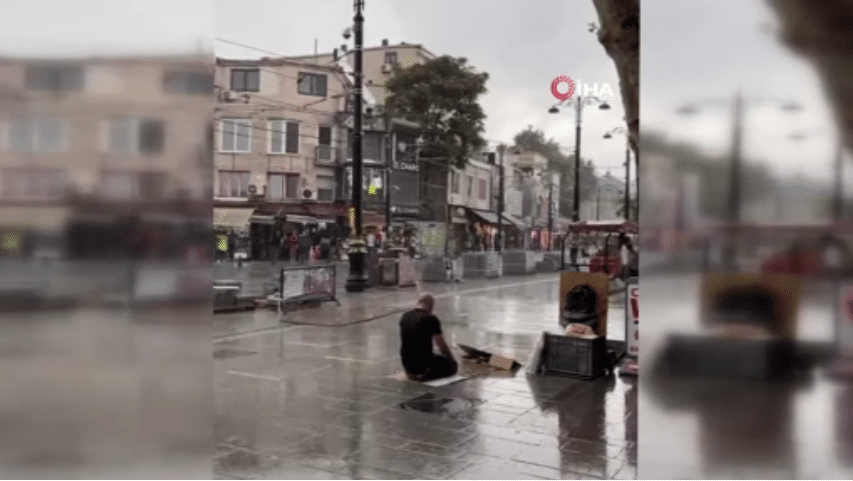 İstanbul’da dün akşam başlayan ve etkisini sürdüren yağış nedeniyle bir vatandaş sağanak yağmur altında namaz kıldı.
