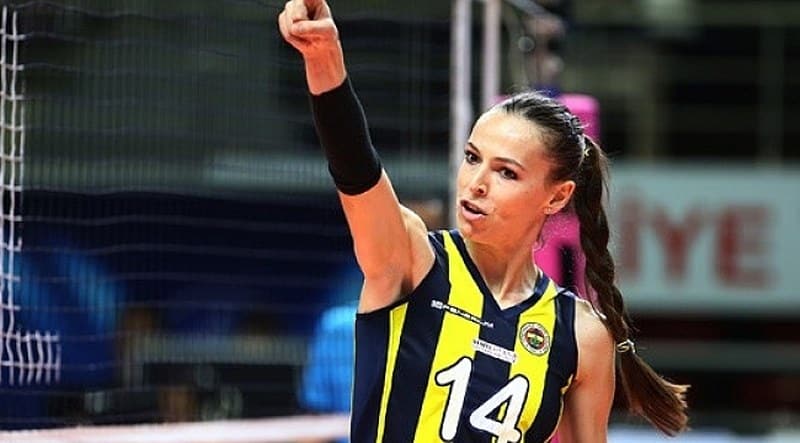 Fenerbahçe Spor Kulübü Başkanı Ali Koç, 2023 CEV Avrupa Şampiyonası’nda şampiyonluğa ulaşan A Milli Kadın Voleybol Takımı’nda yer alan Fenerbahçeli sporculara dikkat çekerek, elde ettiği başarılardan dolayı kaptan Eda Erdem’in heykelinin dikileceğini açıkladı. 