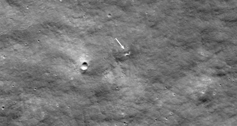 NASA, Rusya uzay aracının ay yüzeyine çarpmasının ardından oluşan 10 metre çapındaki kraterin fotoğrafını paylaştı. 