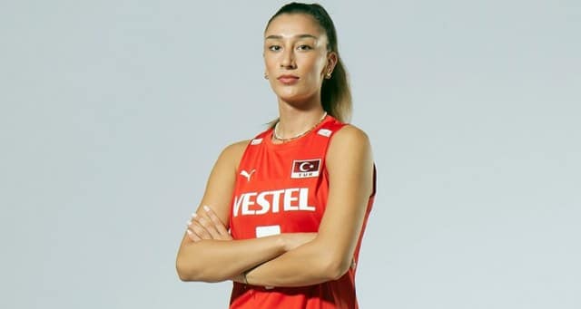 Sosyal medya üzerinden Milli Voleybolcu Hande Baladın’a tehdit mesajları gönderdiği iddia edilen sanık hakim karşısına çıktı. Mahkeme, sanığın tahliye edilmesine, akıl sağlığının yerinde olup olmadığının tespit edilmesine ve dosyanın Uzlaştırma Bürosu’na gönderilmesine karar verdi.