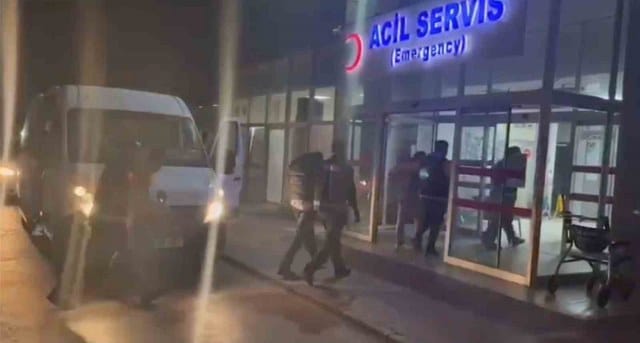 Balıkesir’in Ayvalık ilçesinde, aralarında çocukların da bulunduğu 14 düzensiz göçmen ile 7 organizatör yakalandı.