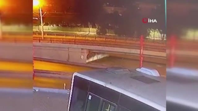 Bahçelievler'de 4 kişinin hayatını kaybettiği kaza anının güvenlik kamerası görüntüleri ortaya çıktı. 