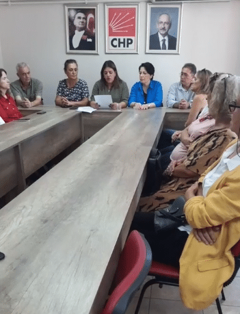 CHP Bandırma Kadın Kolları Başkanı Canan Zivane, okullarda ücretsiz öğün verilmesine ilişkin bir basın açıklaması gerçekleştirdi.