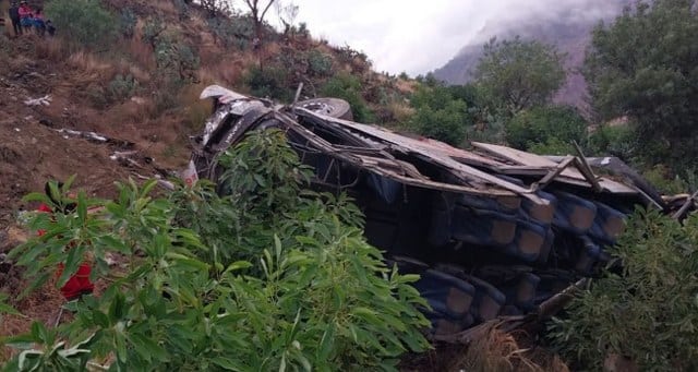 Peru'da yolcu otobüsünün uçuruma yuvarlanması sonucu 24 kişi hayatını kaybederken 21 kişi yaralandı.