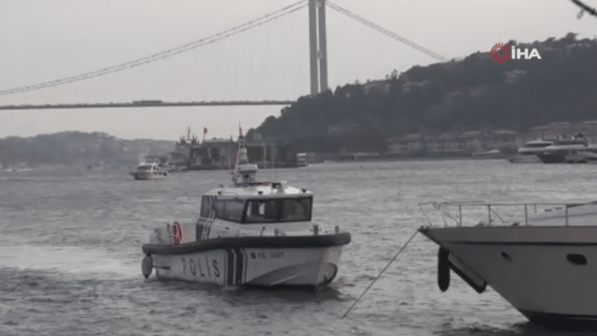 İstanbul Beşiktaş Akıntıburnu’nda akşam saatlerinde çıkan fırtınanın da etkisiyle bir tekne alabora oldu. Suya düşen 4 kişiyi diğer teknelerdeki vatandaşlar kurtardı.