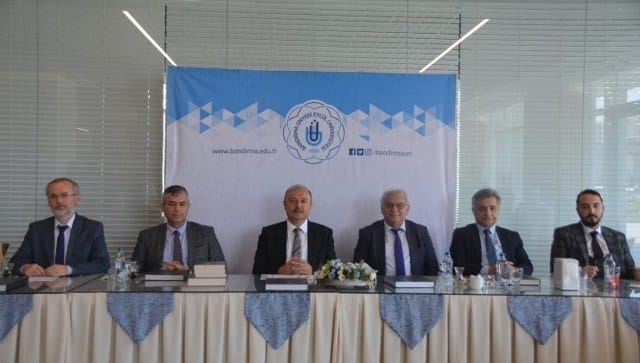 Görev süresi dolan Bandırma Onyedi Eylül Üniversitesi rektörü Prof. Dr. Süleyman Özdemir düzenlediği  kahvaltıyla Bandırma Basınına veda etti.