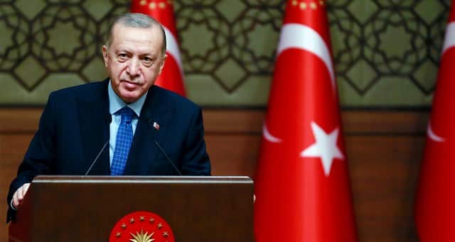 Cumhurbaşkanı Recep Tayyip Erdoğan, "Ücretli öğretmenlerin saatlik ek ders ücretlerinde yüzde 25'lik bir artışa gidileceğini duyurdu.