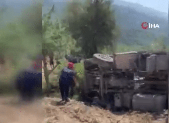 Kahramanmaraş’ta freni patlayan bir kamyon, kalabalığın arasına daldı. Çok sayıda ölü ve yaralıların olduğu iddia edildi.