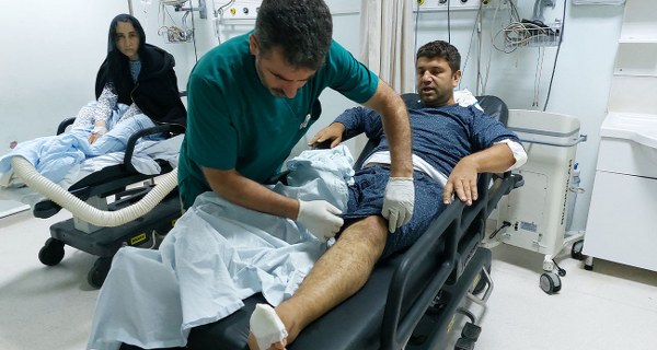 Samsun'da, çocuklarını bursluluk sınavına götüren bir aile, ani bir sel felaketiyle karşı karşıya kaldı. 4 kişiden oluşan aile, birbirlerine sıkı sıkı sarılarak sel sularının şiddetli akışına karşı hayatta kalmayı başardı. Ancak, anne ve baba selde yaralanarak hastaneye kaldırıldı.