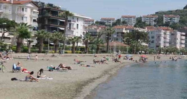 Balıkesir'in Erdek ilçesi, tertemiz denizi, uzun sahil şeridi ve tarihi ve doğal güzellikleri ile önemli bir turizm merkezidir. İlçe, yaz aylarında yerli ve yabancı turistlerin akınına uğramaktadır.