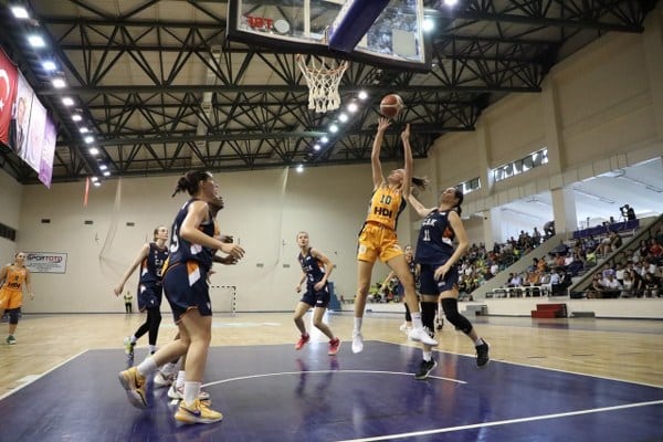 Türkiye Kadınlar Basketbol Ligi'nde zirveye ulaşmayı amaçlayan Ferhatoğlu Edremit Belediyesi Gürespor, yeni sezonun startını evinde Çukurova Basketbol Gelişim'i 95-59 mağlup ederek verdi. Takım, ikinci maçını da etkileyici bir performansla kazanarak liderlik konumunu korudu.
