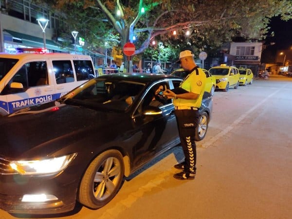 Balıkesir'de polis ve jandarmanın toplamda 619 personelinin katılımıyla gerçekleştirdikleri 'Huzur' operasyonlarında, il genelinde 6 bin 546 kişiye kimlik kontrolü yapıldı. Operasyonlar neticesinde çeşitli suçlardan aranan 22 şüpheli gözaltına alındı. Ekipler ayrıca işyerleri ve otolarda da detaylı aramalar gerçekleştirdi.
