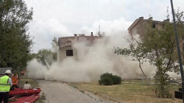 Depremlerin hızla unutulduğunu vurgulayan Bursa Büyükşehir Belediye Başkanı Alinur Aktaş, 1 milyon yapıya ev sahipliği yapan Bursa'da binaların yüzde 30-35'inin sıkıntılı olduğunun bilindiğine dikkat çekti. Aktaş, "6 Şubat depremi sonrası akademik odalarla birlikte başlattığımız binaların testlerinin ücretsiz yaptırılması hizmetine üzülerek söylüyorum ki sadece 1000 bina müracat etti. Biz sadece ayna tutuyoruz. Check up yapıyoruz. Vatandaşlarımızdan duyarlılık bekliyoruz. Japon Uluslararası İşbirliği Ajansı ile ortaklaşa yaptığımız dirençli Bursa projesinde yüzde 80 oranında çalışma tamamlandı. Bursa'nın röntgenini tam anlamıyla çekmiş olacağız" dedi.