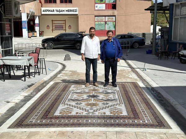 Sındırgı ilçesinde, dünyaca ünlü ve coğrafi işareti Sındırgı Belediyesi'ne ait olan 3 bin yıllık kültür Yağcıbedir halıları, şehir cadde ve sokaklarına özenle serilmeye başlandı.